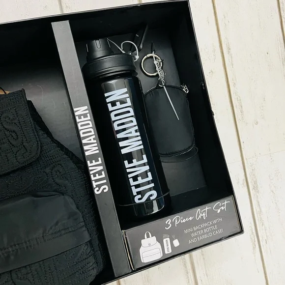 Steve Madden Backpack Bottle Earbud Case 3 Pc Gift Set - Picture 3 of 8